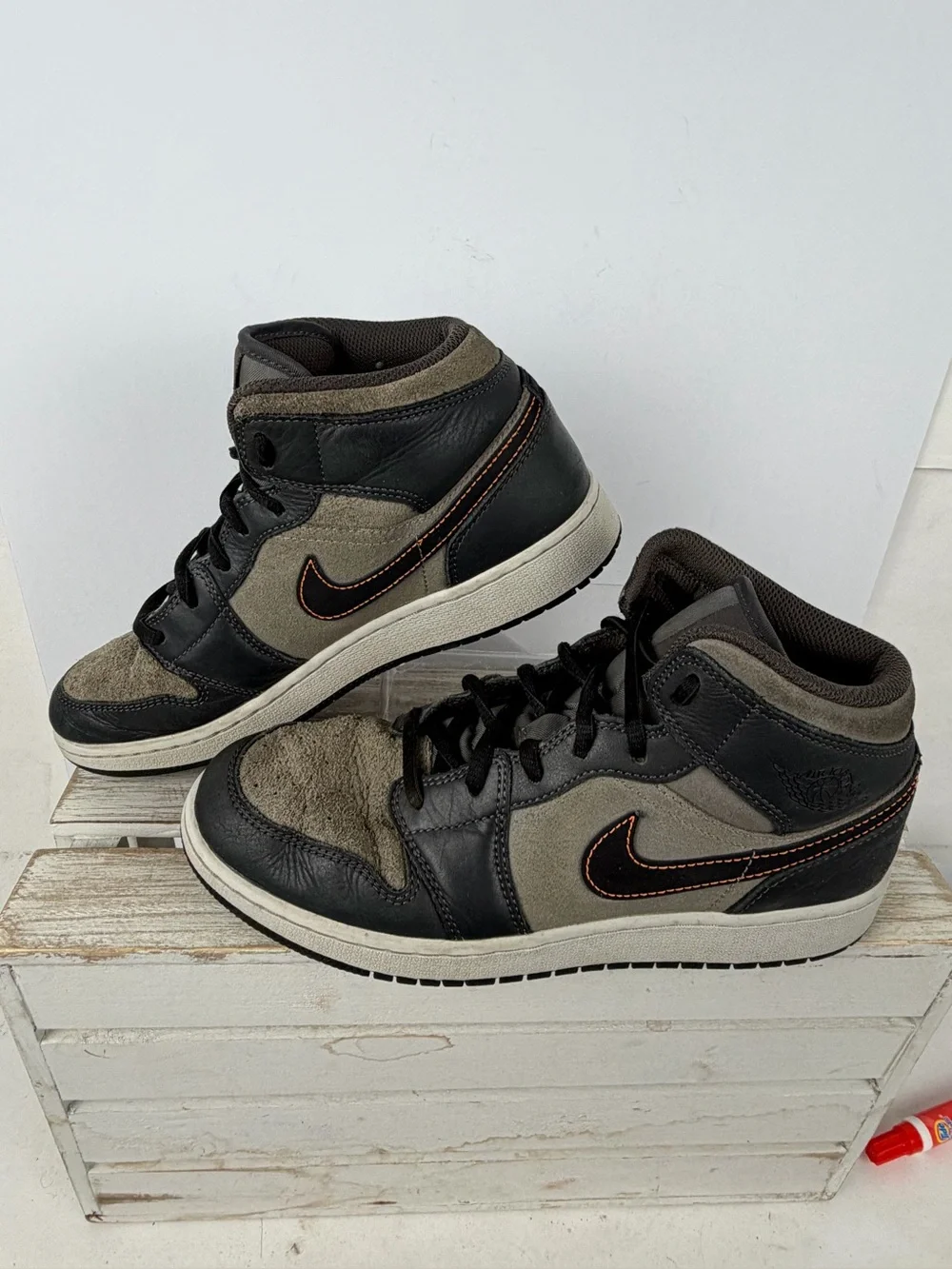 Nike Air Jordan 1 Mid SE sneakers grey/black leather and suede upper size 6.5Y